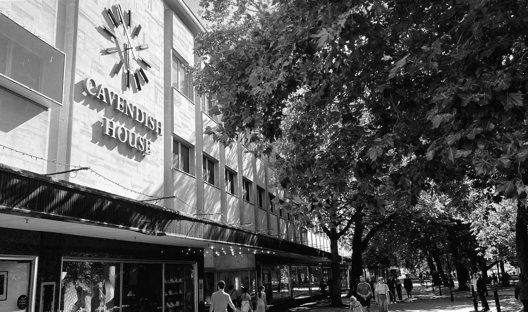 Заборона бездомним спати біля магазину