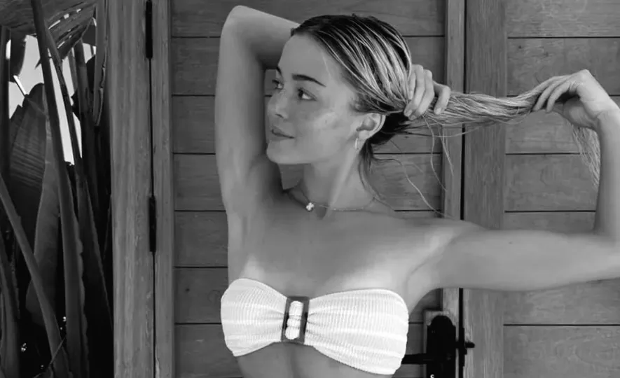 Мікро-спідниця Лівві Данн така ретро в фото біля басейну