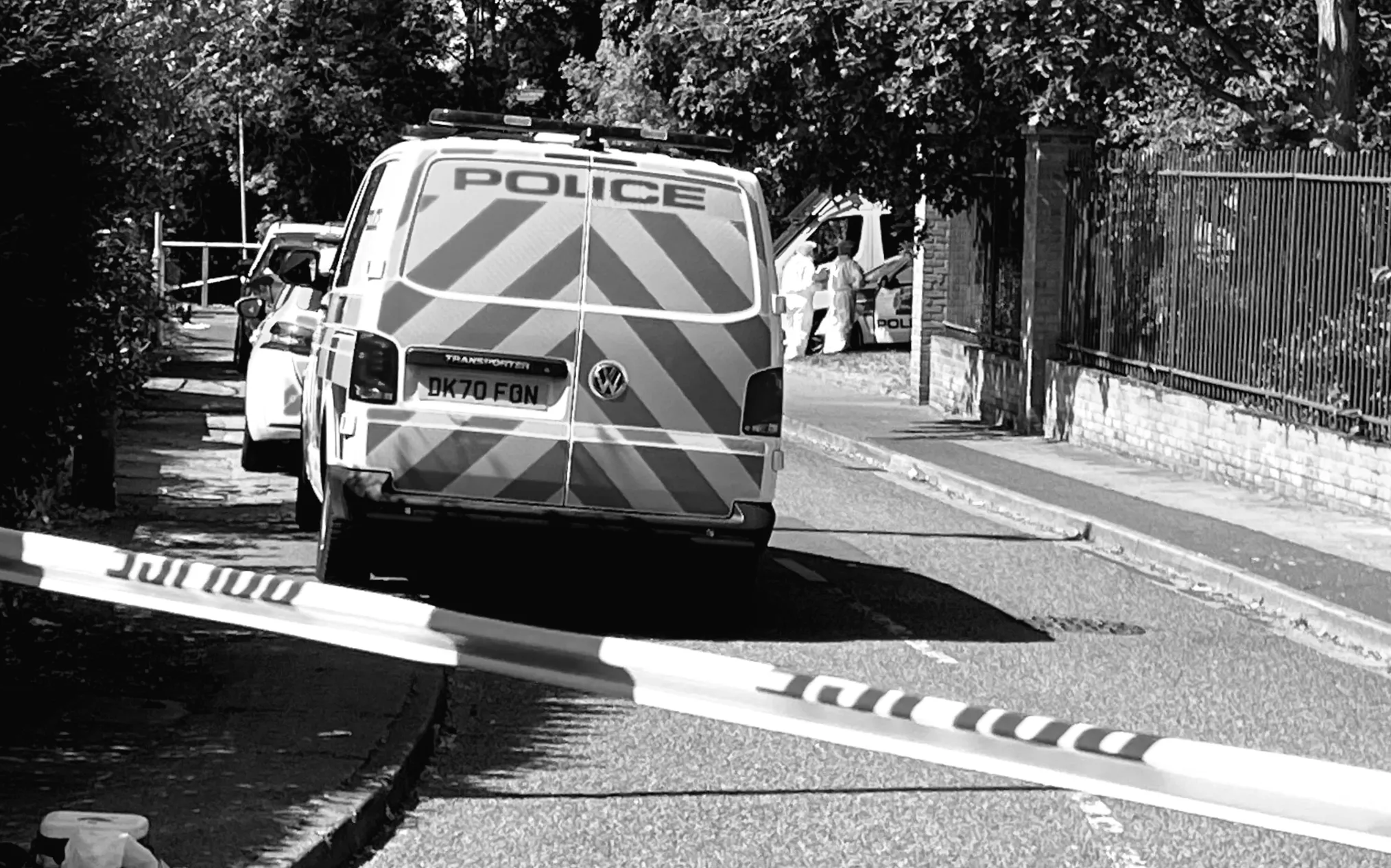 Чоловіка, застреленого поліцією, звинувачують у подвійному нанесенні ударів ножем.