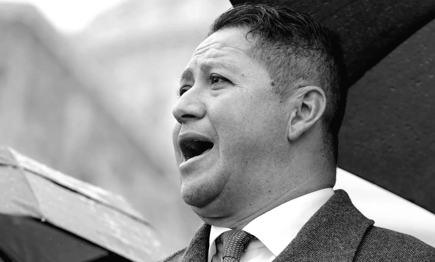 Тоні Гонзалес відмовляється від балотування після зізнання у романі з помічником