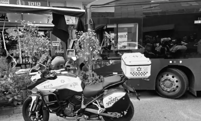 Жінку госпіталізували після того, як автобус врізався у магазин у Рамат-Гані, поранено 10 осіб.