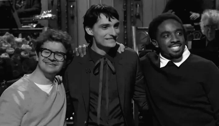 Відео SNL: Фінн Вульфхард святкує становлення чоловіком разом зі своїми партнерами з "Дивних див".