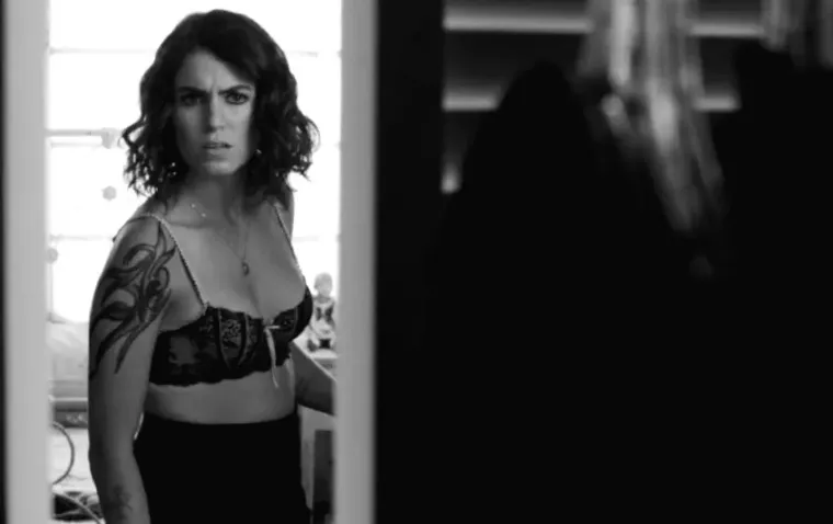 Неочікувана теорія змови виявлена в абсурдному комедійному трилері без рейтингу