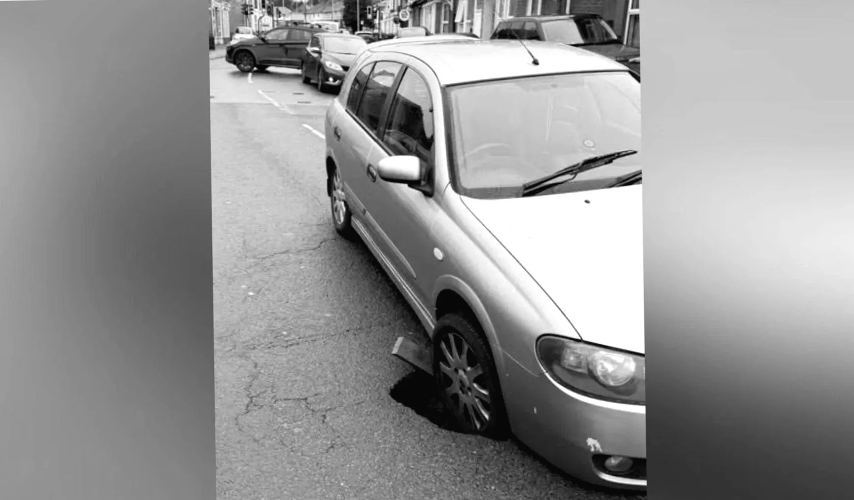 Дорогу залишать закрито після появи провалу.