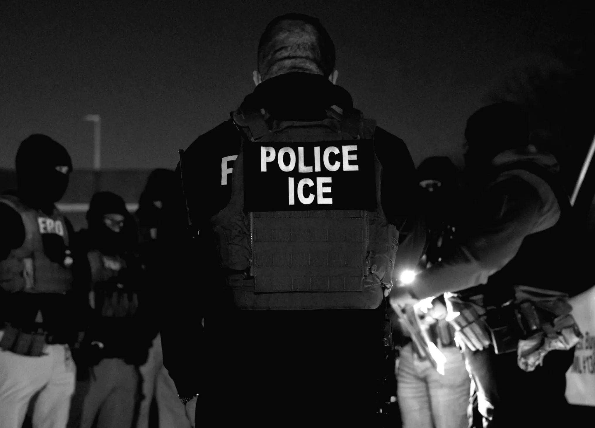 Жінки, затримані ICE, рятують агента, що отримав напад.