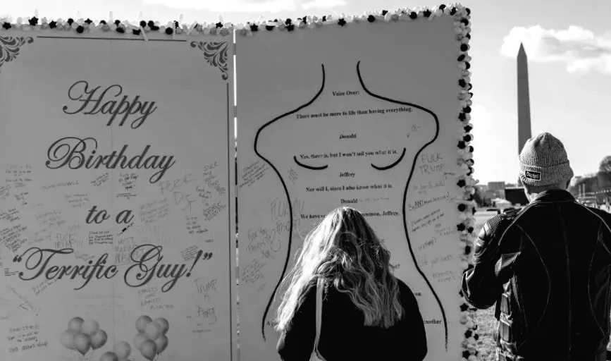 "Національному молу з'явився 10-футовий репліка листа Трампа з нагоди дня народження Епштейна"