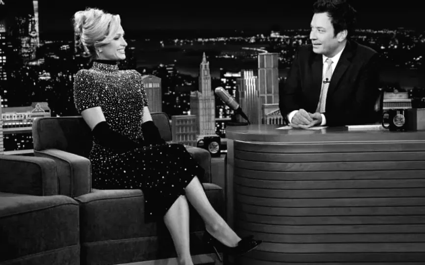 Відео: Джиммі Феллон робить сина Паріс Хілтон сміятися, як ніхто інший