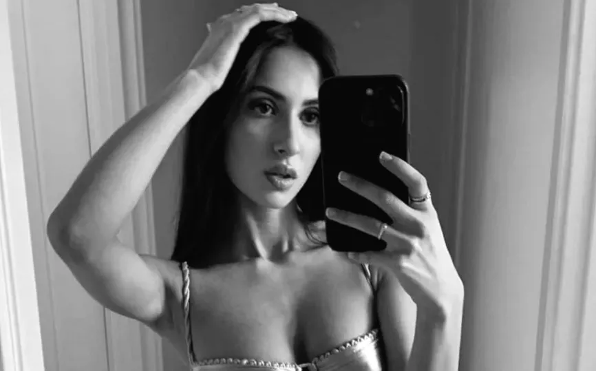 Сестра Біанки Ченсорі позує в бікіні перед дзеркалом (не більше 80 знаків)