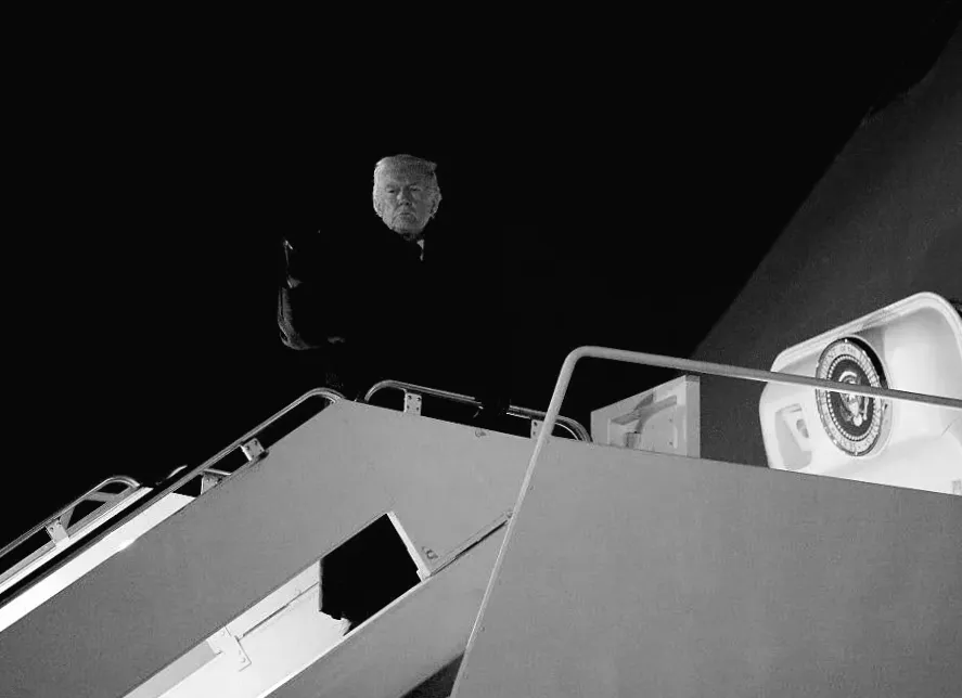 "Літак Air Force One до Давоса повертається через "незначний електричний дефект", - заявив Левітт"