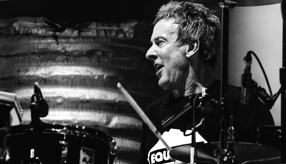 Х'ю Джекман оплакує смерть рок-зірки 80-х з його улюбленого гурту.