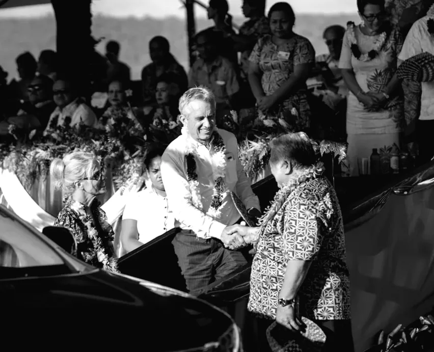 Нові електронні листи підірвали свідчення РФК молодшого про поїздку на Самоа перед вибухом кору.