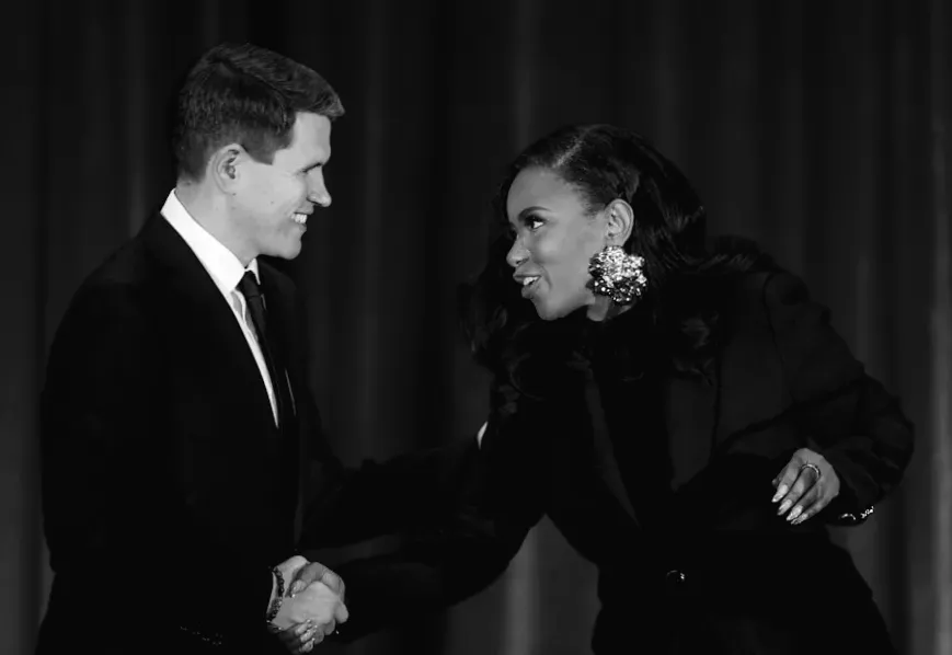 Її вислови стають вірусними. Він відомий цитувати Біблію. Як соціальні мережі впливають на боротьбу за місце в Техаському сенаті.