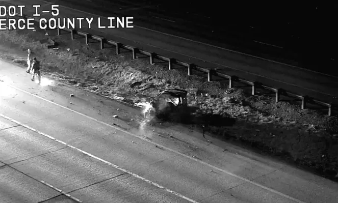 Водій, котрий вилетів з автомобіля під час аварії на I-5, загрожує оточуючим пасажирам зброєю, повідомляє патруль.