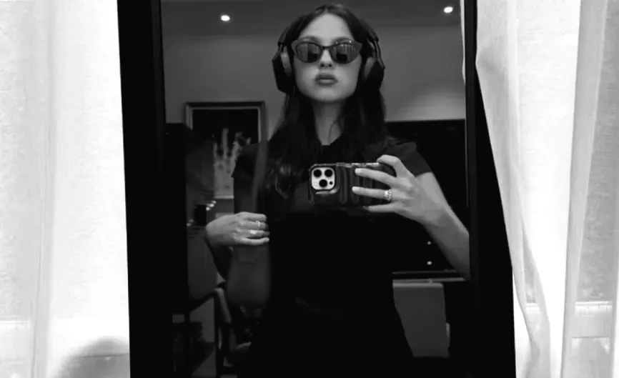 Міні-сукня Олівії Родріго з вражаючою квітчастою обробкою.