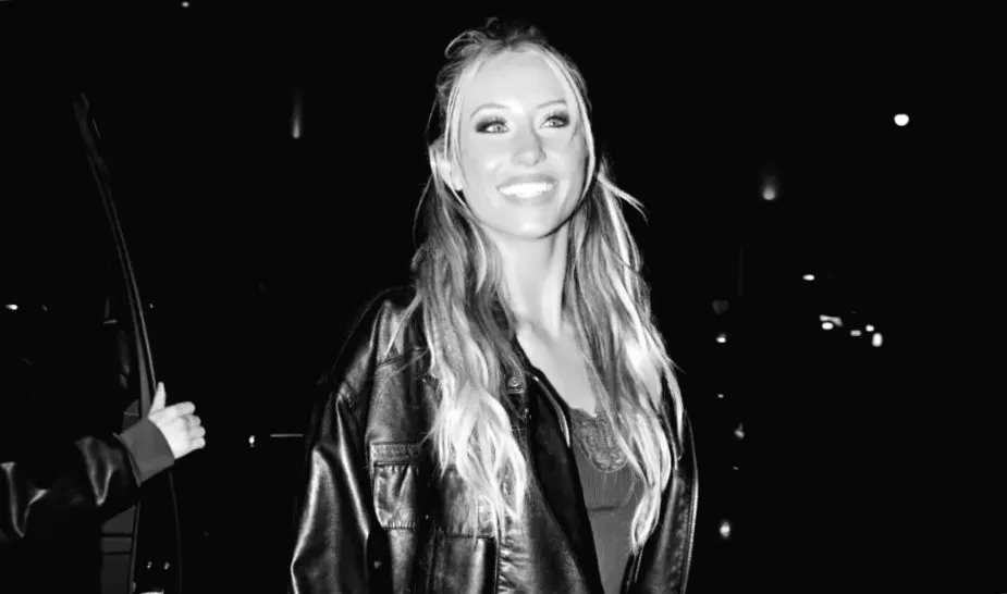 Алікс Єрл привертає увагу в повністю прозорій блузці на новому селфі