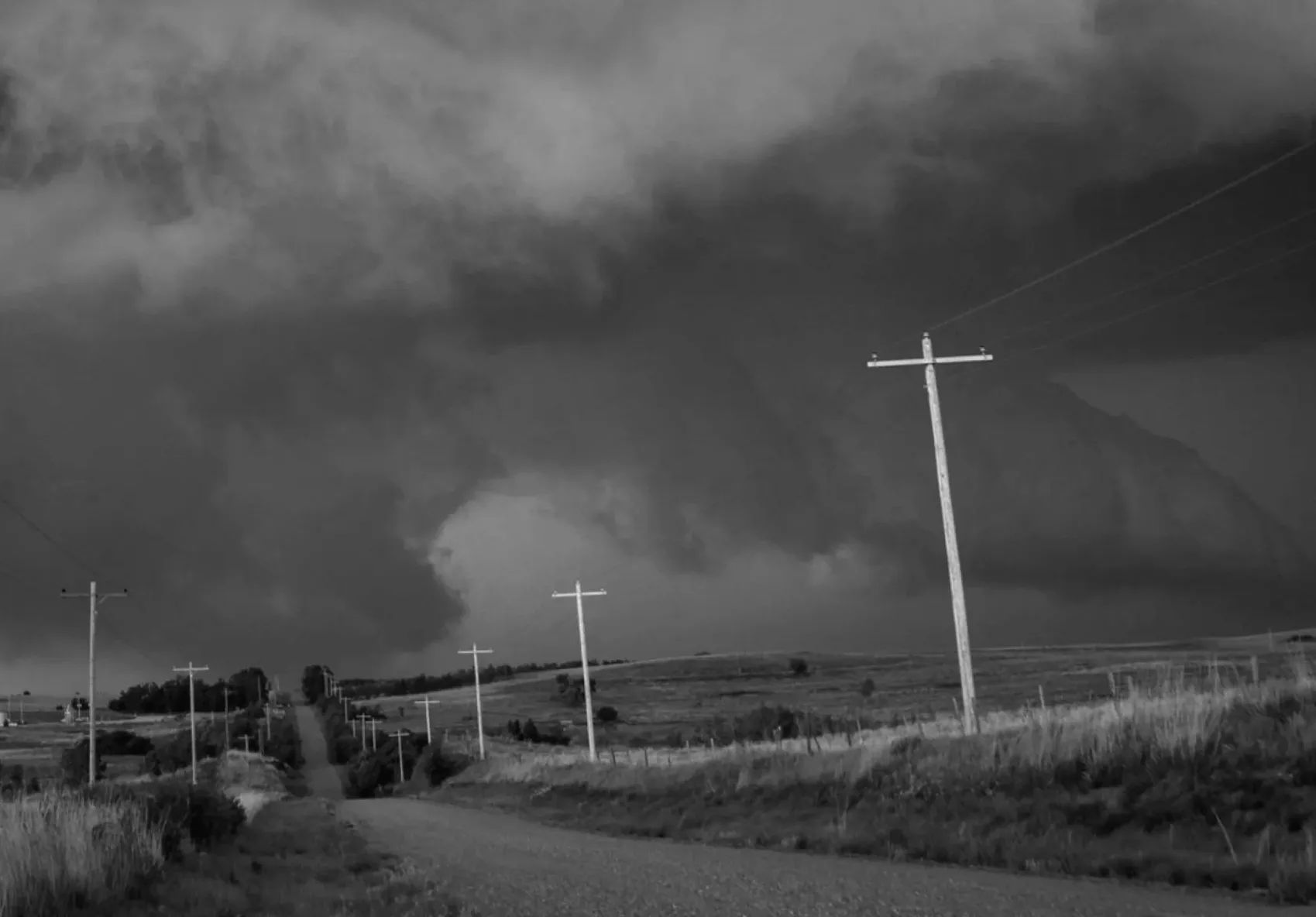 Під час торнадо Tesla зафіксувала на відео водія, якому страшно: "Я збожеволів"