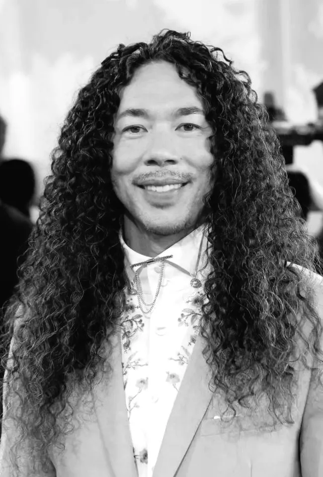 Після звинувачень у грубості в адресу Дженніфер Лопез на червоній доріжці, Гламбот Кінг Коул Валлісер відповів таким чином