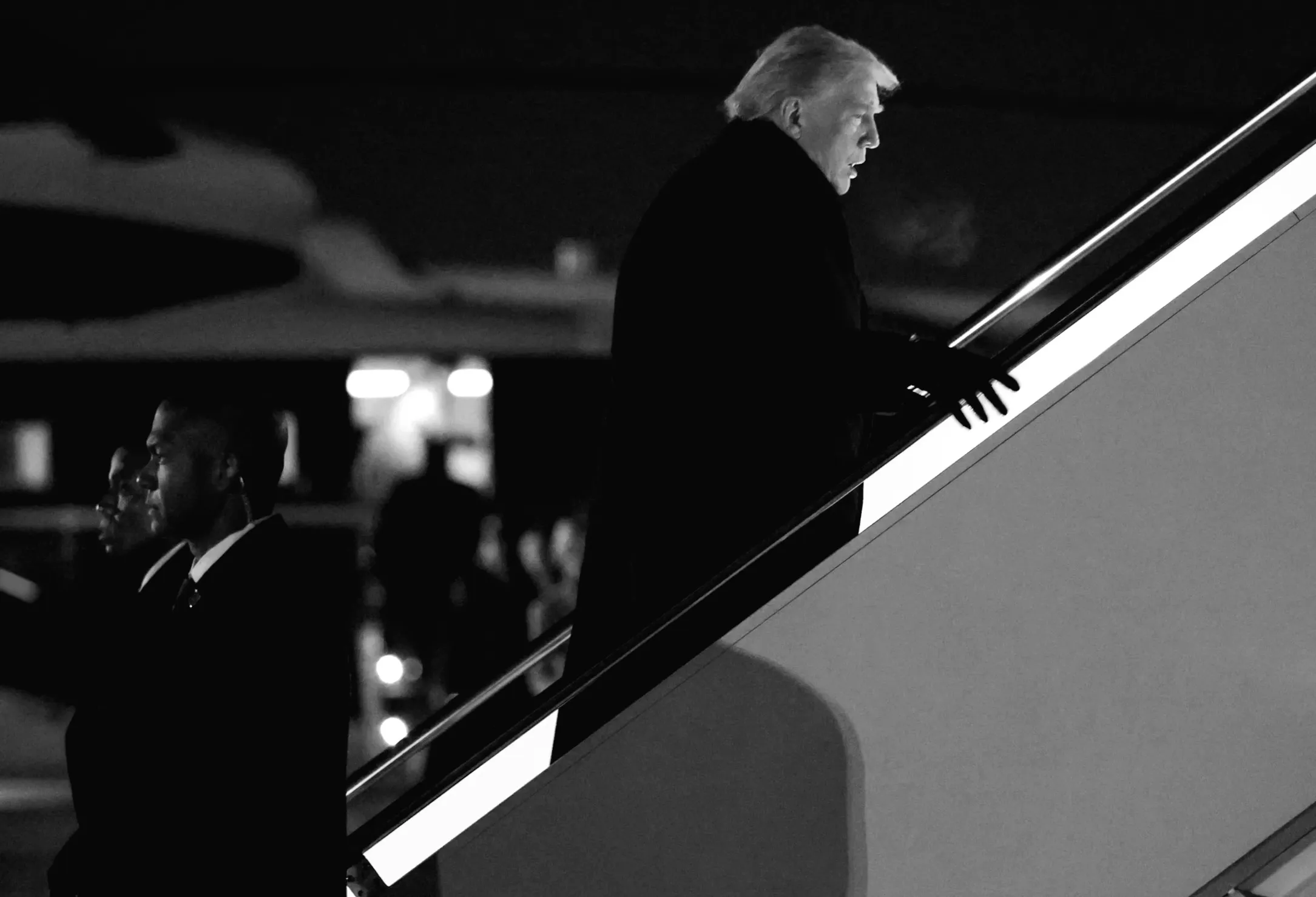 Літак з президентом Трампом повертається через 'проблему з електрикою'