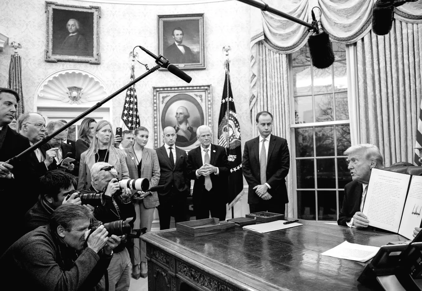 Багаті лідери на списку помилувань Трампа, Міннесота готується до можливого відправлення військ: Ранковий огляд