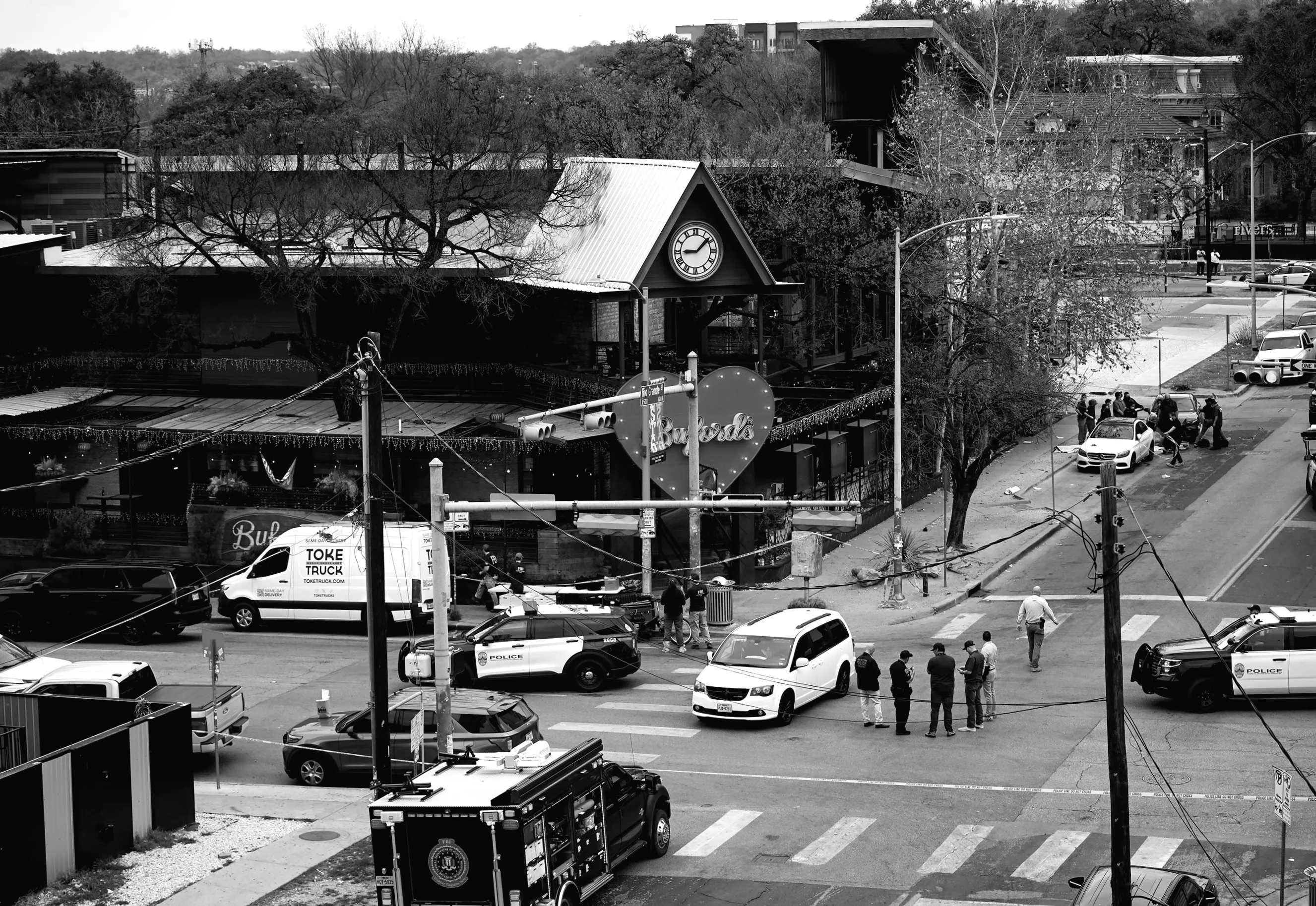 Поліція Остіна оприлюднила дзвінки 911 та відео з масового вбивства, розслідуючи можливий терористичний зв'язок