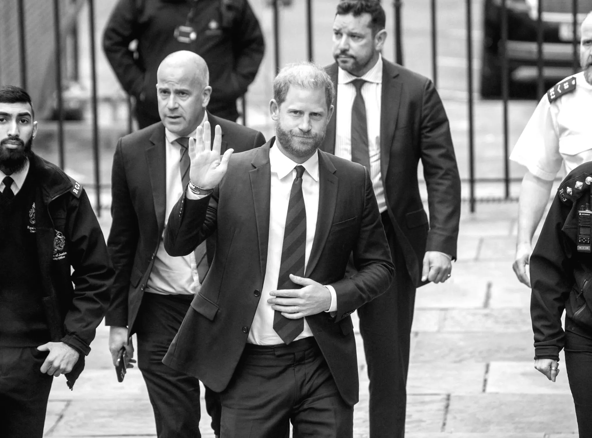 Принц Гаррі поділився емоційним свідченням в суді: життя Меган Маркл було "абсолютною мукою"