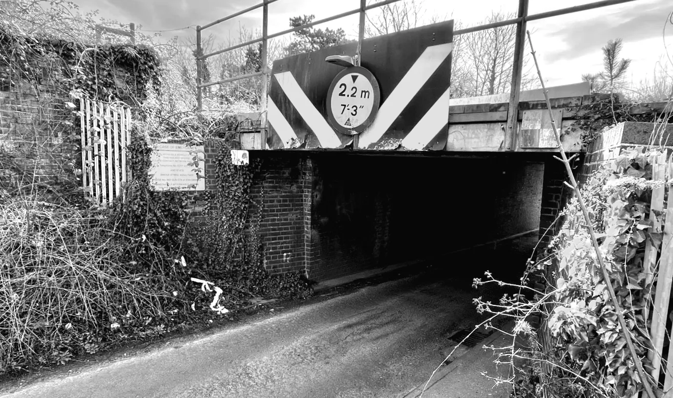 Затримка поїздів через зіткнення автомобіля з залізничним мостом