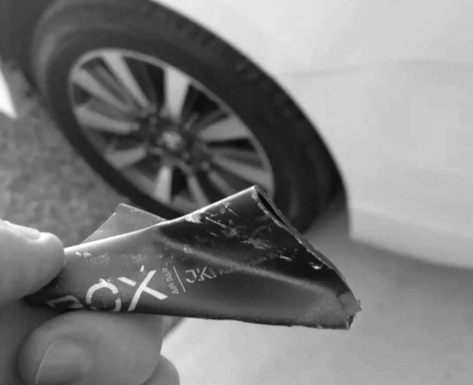 Водій розлючений після виявлення "одноразової" причини проколу: "Це мене так розлючає"