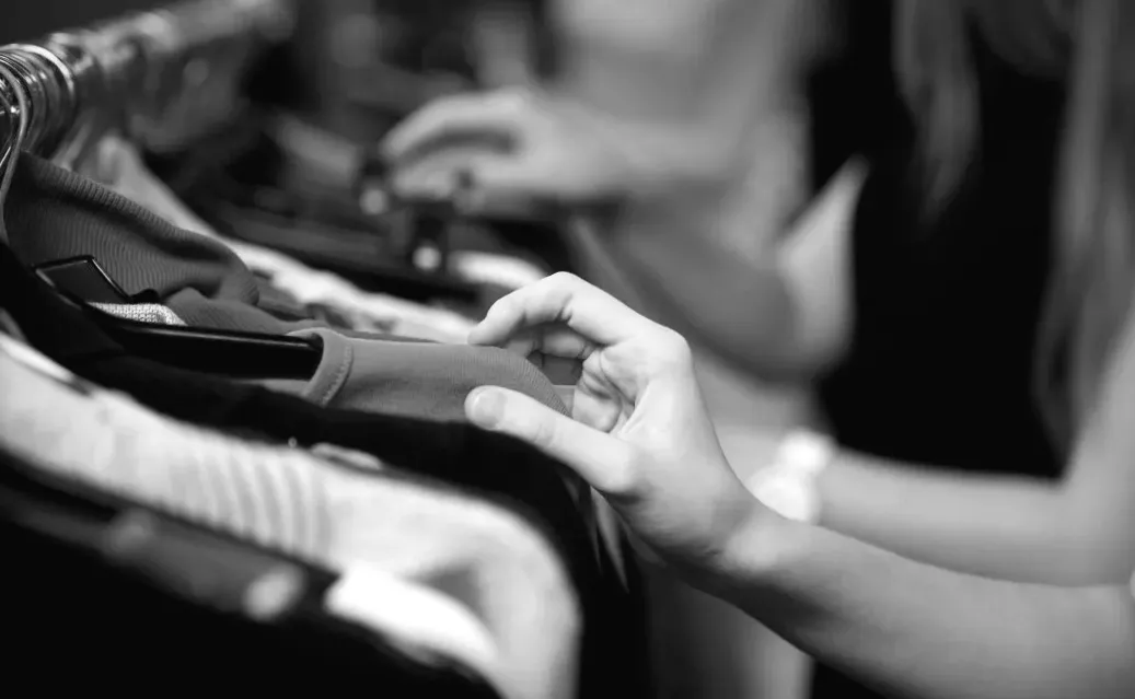 Магазин жіночого одягу, розташований у торговому центрі, починає ліквідацію, закриваючи всі магазини.