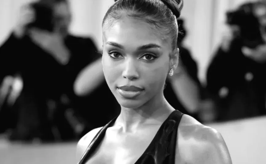 Лорі Харві наділа затишне хутряне пальто над коротким топом зі забавними вирізами