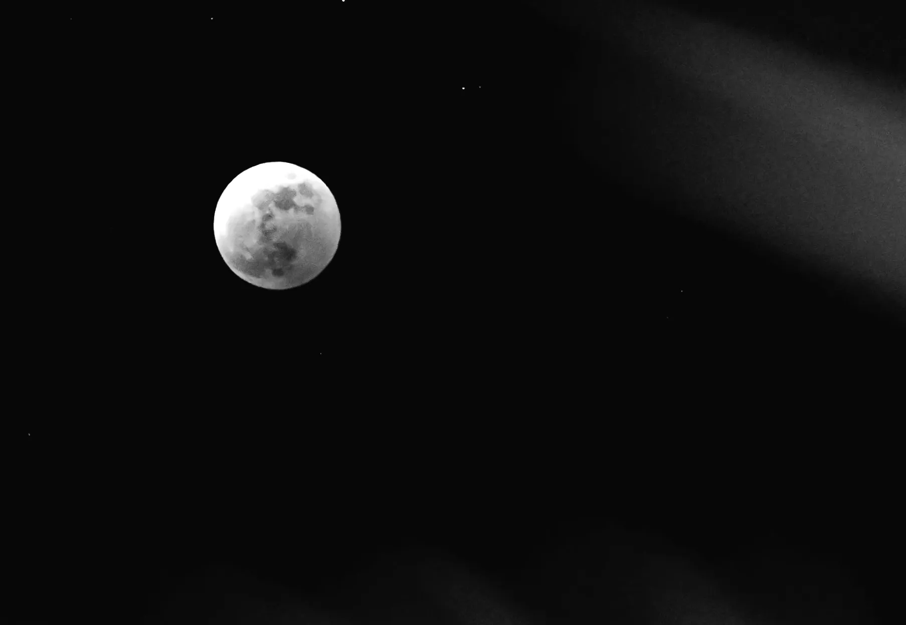 Пояснення березневого кровавого місяця