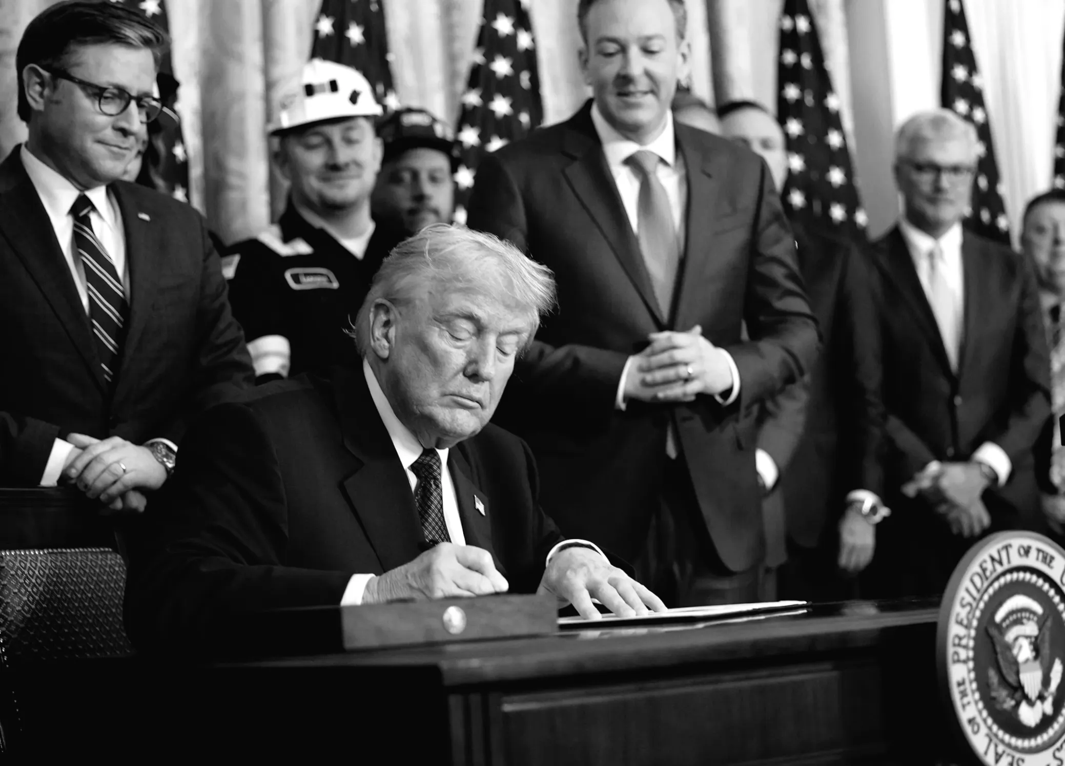 Трамп велить Пентагону інвестувати у "красиву, чисту" вугільну енергію