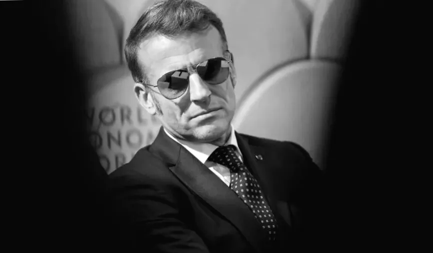 Макрон: медіа заборонять для дітей до 15 років.