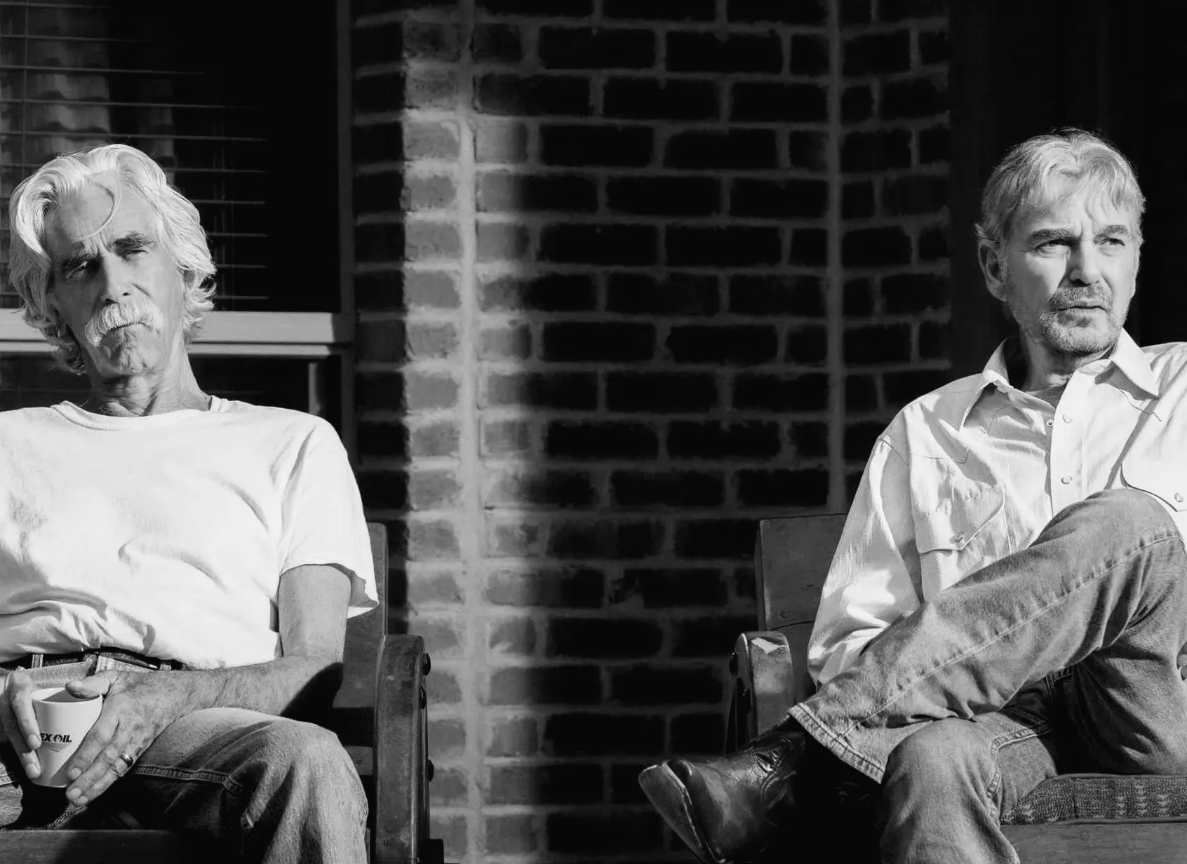 Сем Елліот відчуває себе краще після першого разу за 50 років, коли спав з "красивою жінкою в обіймах" на "Лендмені"