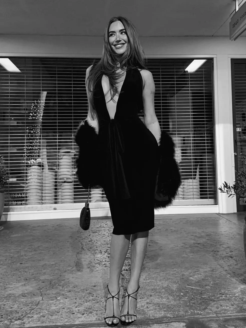 Анастасія Караніколау вражає у чорній сукні з витонченим шармом фемм-фаталь.