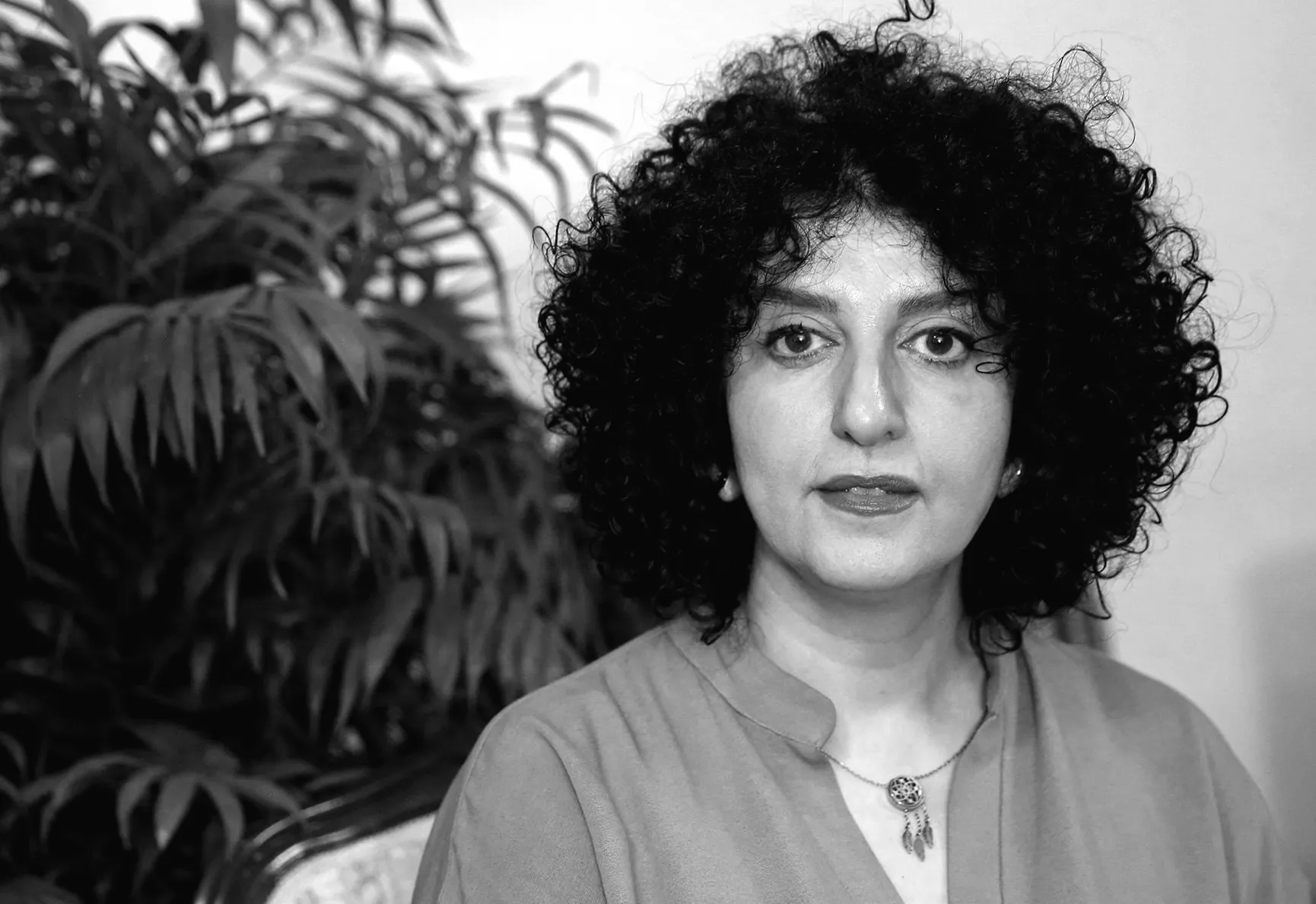 Нобелівський комітет заявляє, що іранські власті піддали лауреатку Нобелівської премії Наргес Мохаммаді 'загрозливому обходженню'