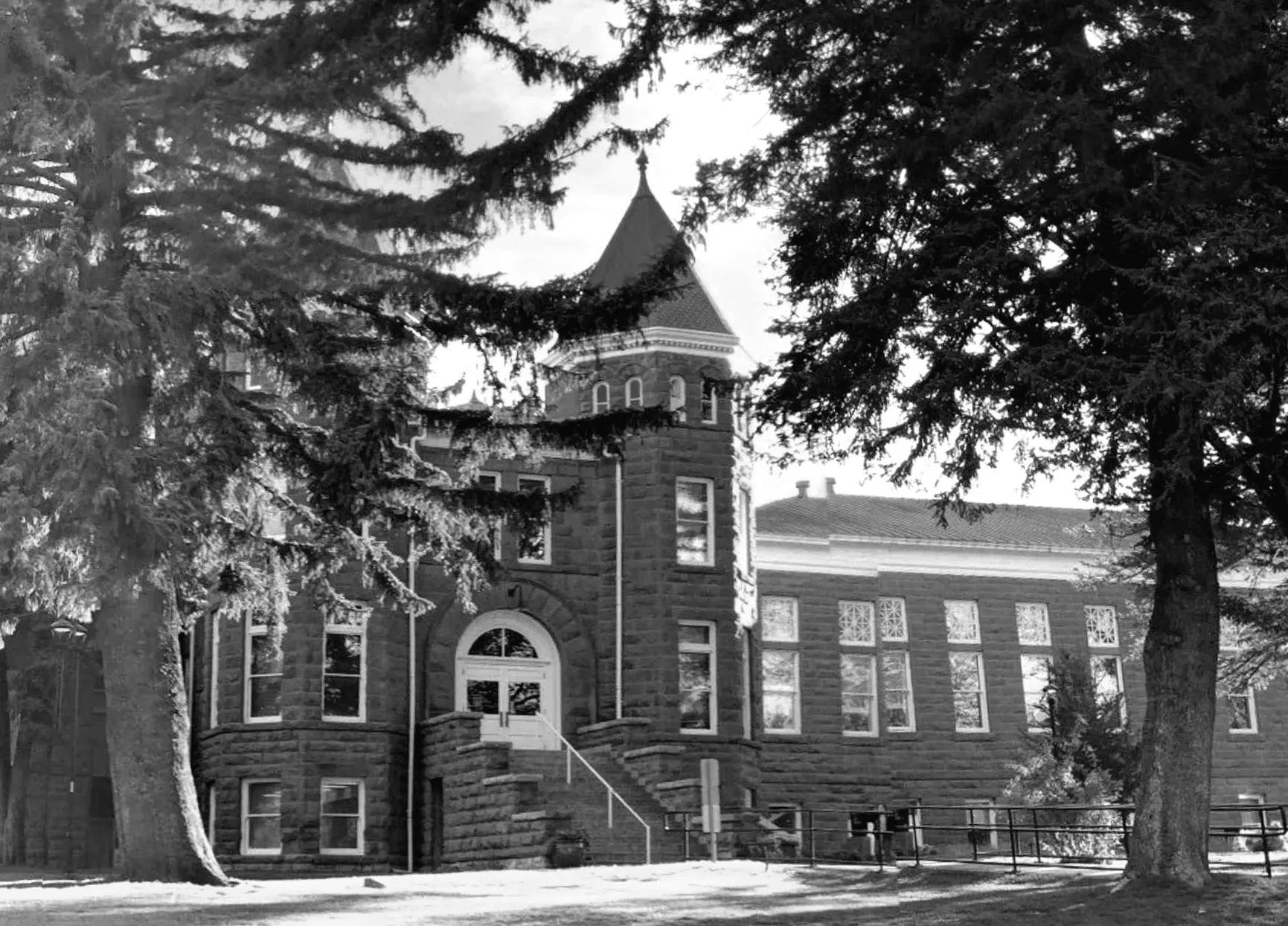 Студент коледжу, 18 років, знайдений мертвим після вечірки з підозрою на буцімінг, затримані 3 члени братства.