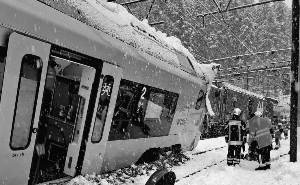 П'ять постраждали при зіткненні швейцарського поїзда у сильному снігу