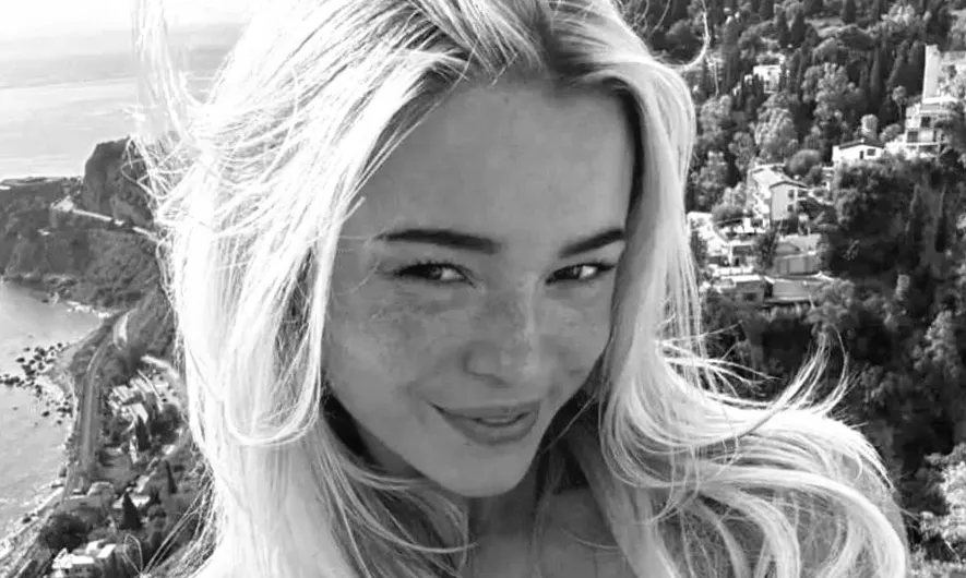 Лівві Данн демонструє червоний бікіні в новому пості