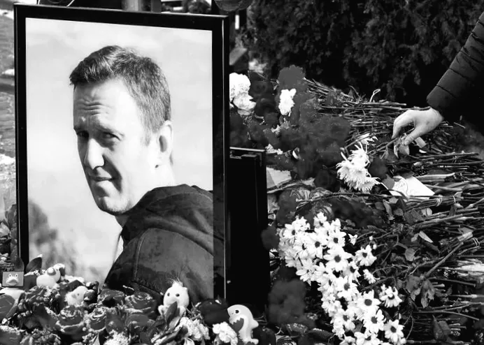 Кремль відкидає звинувачення у тому, що він отруїв Навального ядом зі стрибуна, вдова каже, що правда на поверхні