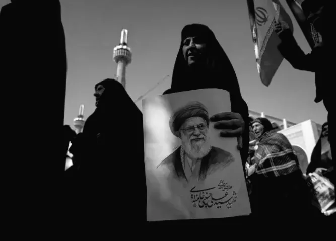 Іранці оплакують Хаменея під час першої п'ятничної молитви під час війни