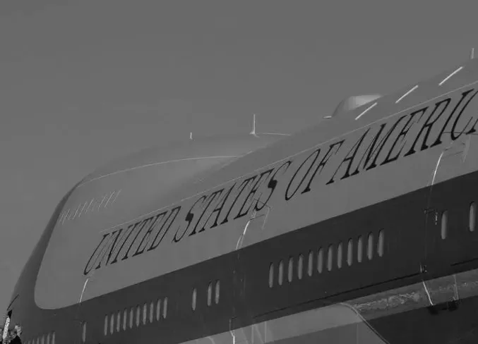 Літак Трампа повертається через 'незначну електричну проблему,' - повідомили у Білому домі