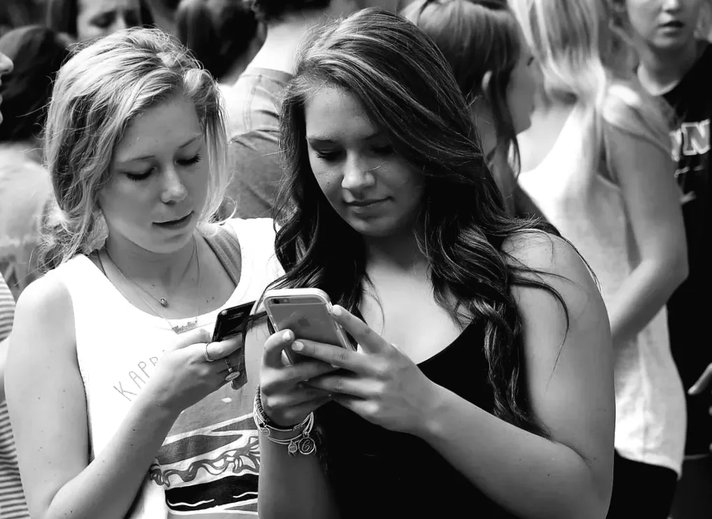 Витрачання лише двох годин на день у соцмережах пов'язане зі збільшенням самотності серед студентів коледжів.