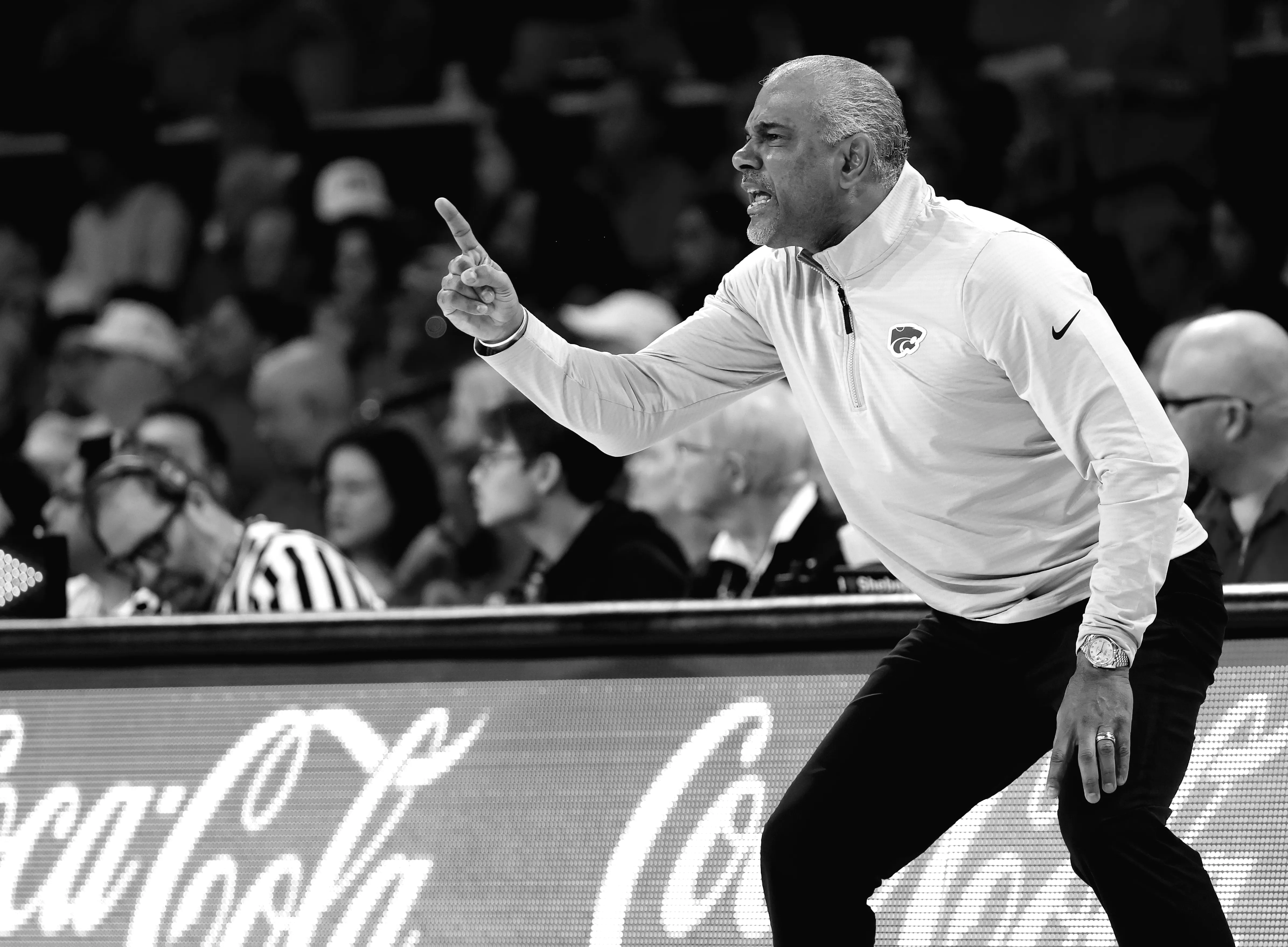 Звільнення тренера з баскетболу в Канзас-Стейт - ще один приклад шкіл, які платять за помилки.