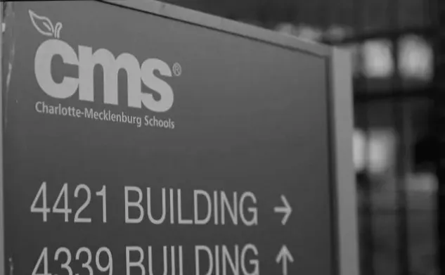 Знайшли зброю в автомобілі біля середньої школи на північному сході Шарлотт, підтверджує CMS.