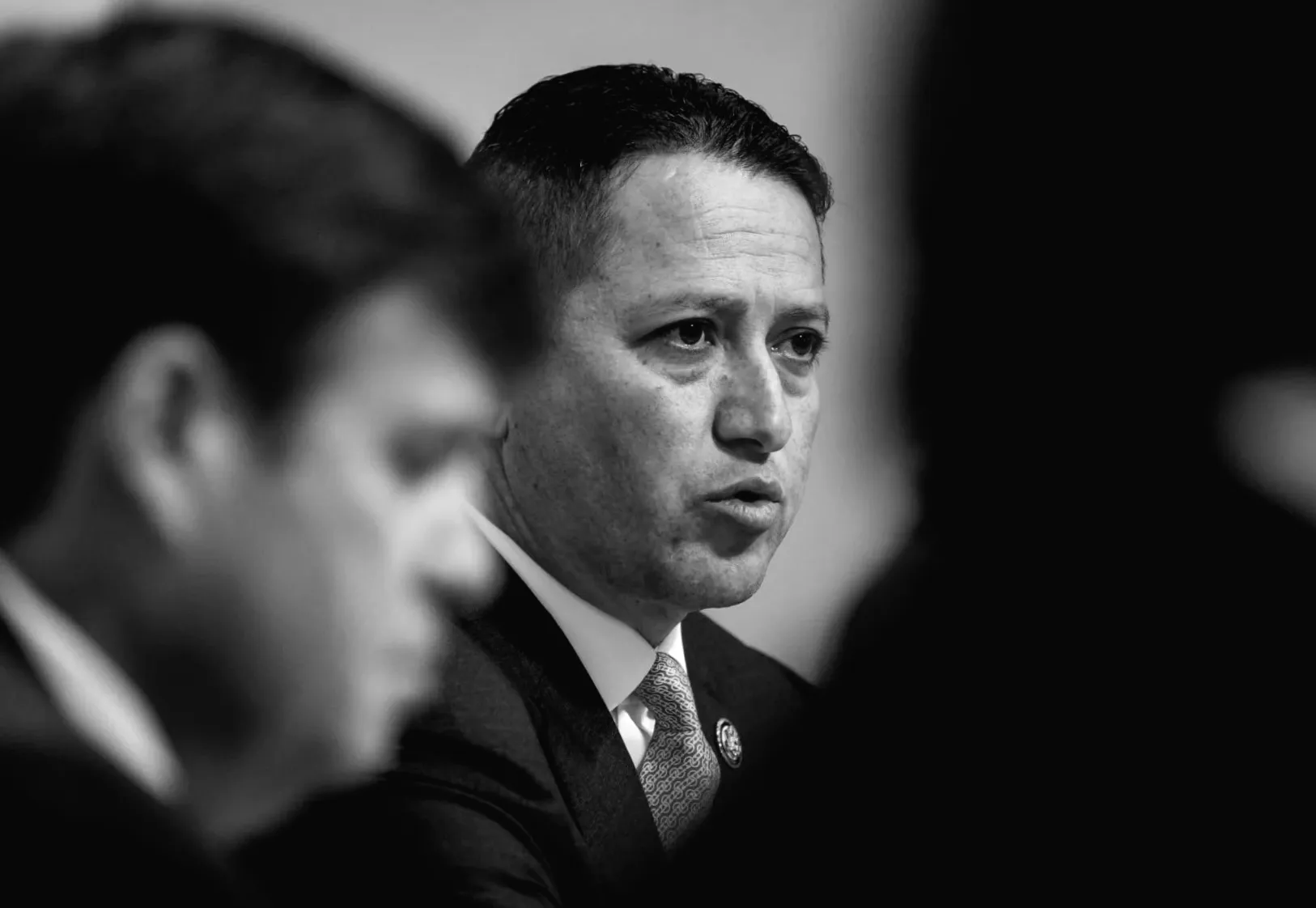 Тоні Гонзалес відмовляється від кандидатури на повторний вибір, поки Палата розпочинає розслідування щодо роману.