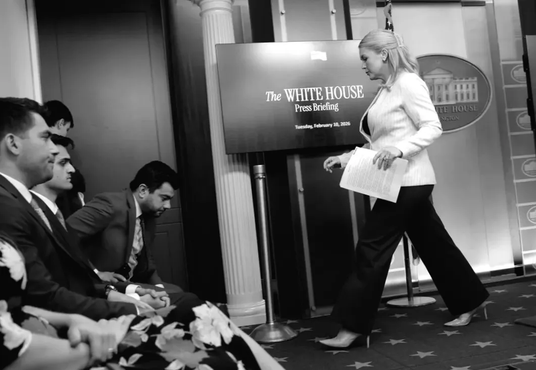 Каролін Левіт відмовляється від брифінгу в Білому домі після запитання журналіста про визнання голови Комерційної палати Лутніка про острів Епштейна.