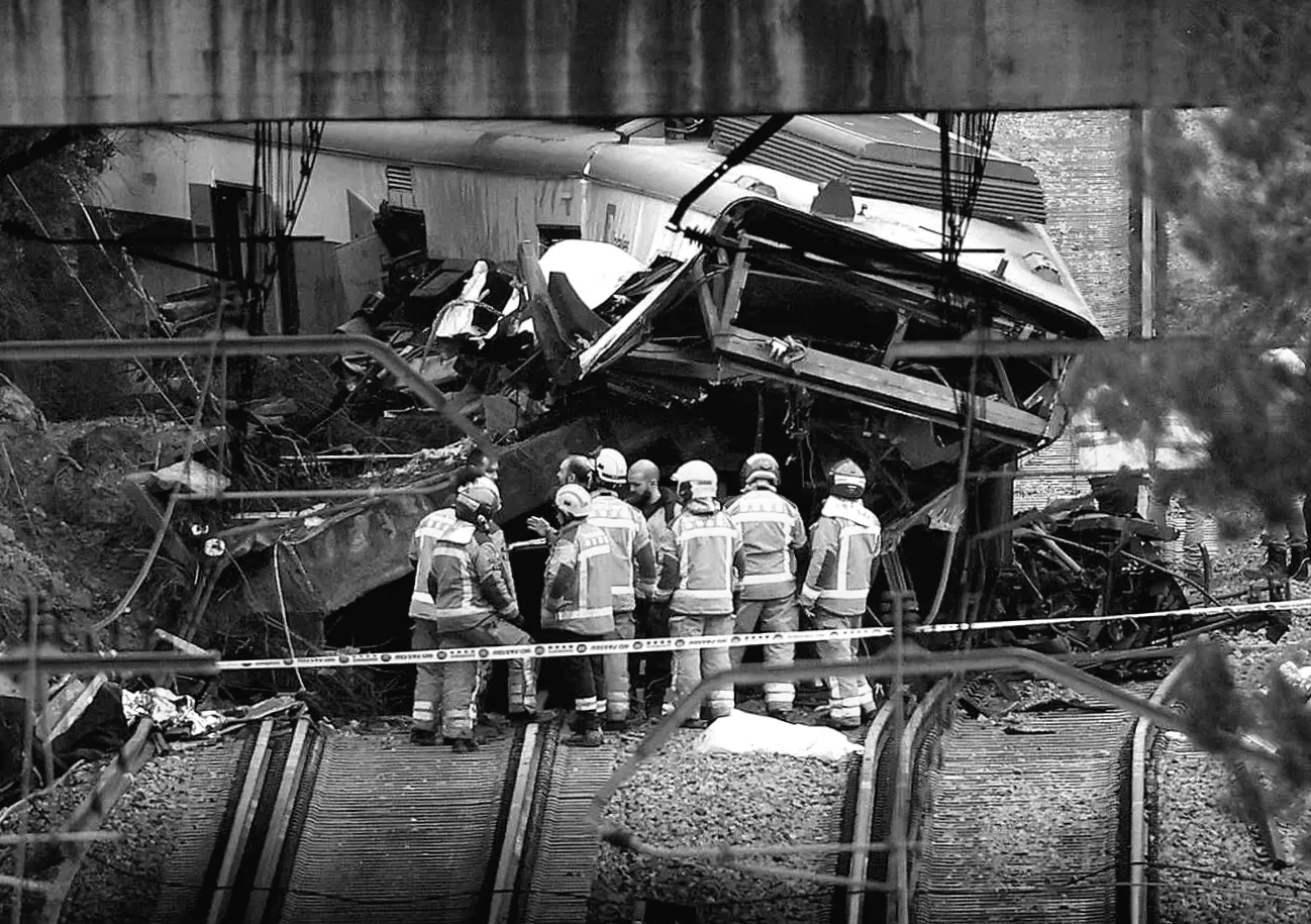 Помер чоловік у віці 27 років після того, як поїзд врізався у опорний мур у Іспанії через декілька днів після смертельного зіткнення, внаслідок якого загинули десятки людей.