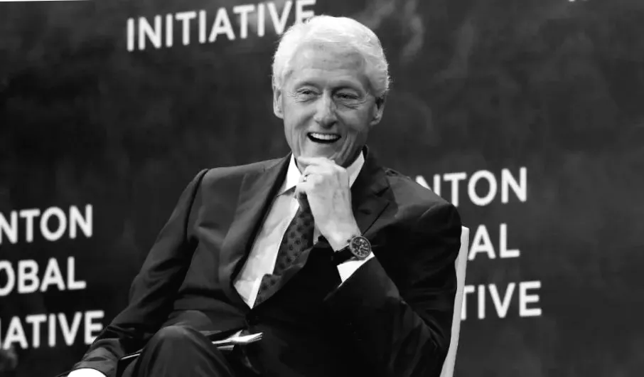 Білл Клінтон стверджує, що з фото відпочинку у джакузі Епштейна відсутній контекст