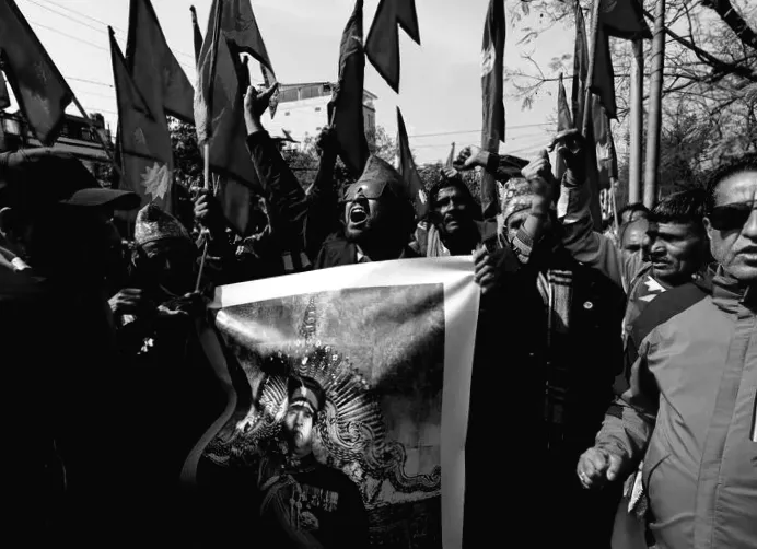 Монархісти виходять на мітинг на підтримку колишнього короля, поки Непал ковзає до виборів.