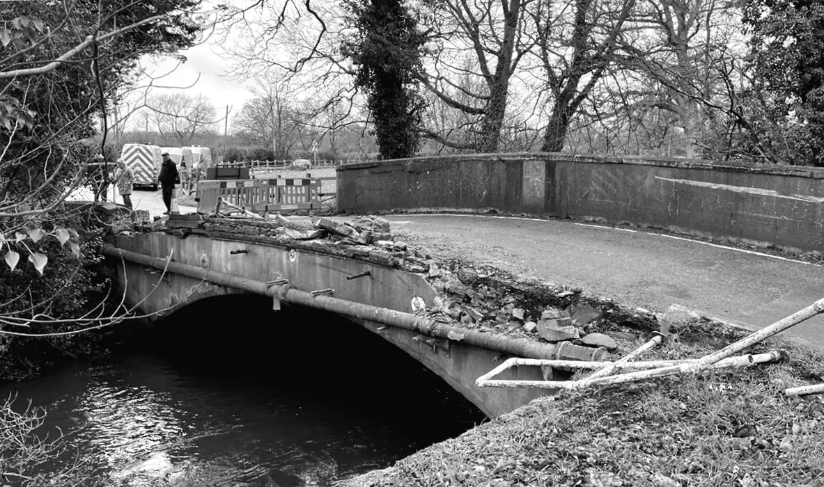 Дивіться: Вантажівка зруйнувала міст, перекривши ключовий маршрут